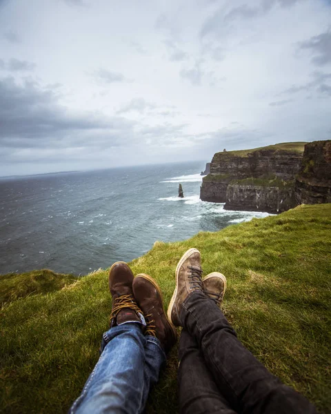 Bir güzel ayakların selfie Atlantik Okyanusu kıyısında İrlanda. — Stok fotoğraf