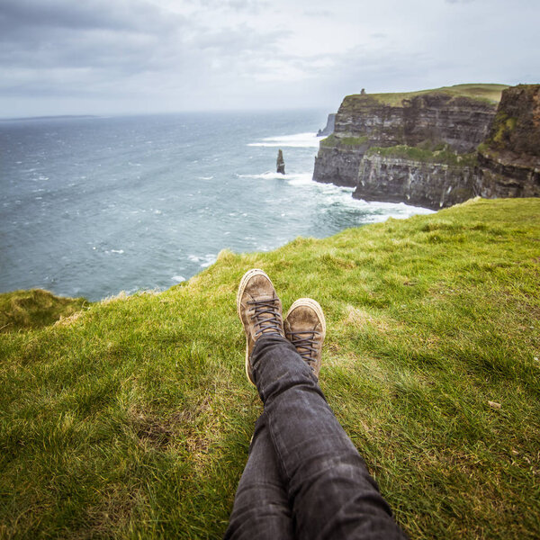 Красивое селфи ног на побережье Атлантического океана в Ирландии
.