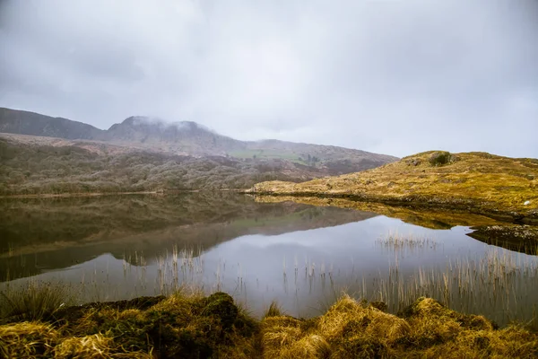 A beautiful irish mountain landscape with a lake in spring. Gleninchaquin park in Ireland. — Stock Photo, Image