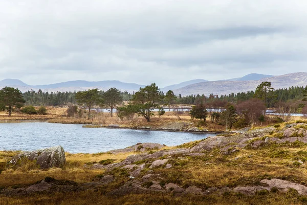 Eine wunderschöne irische Berglandschaft mit einem See im Frühling. gleninchaquin park in irland. — Stockfoto