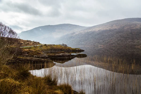 一个美丽的爱尔兰山风景与湖春季。在爱尔兰的 Gleninchaquin 公园. — 图库照片