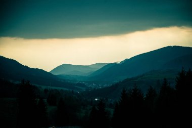 Slovakya 'da Tatra Dağları güzel bir günbatımı manzara. Mavi tonlarda renkli görünüm.