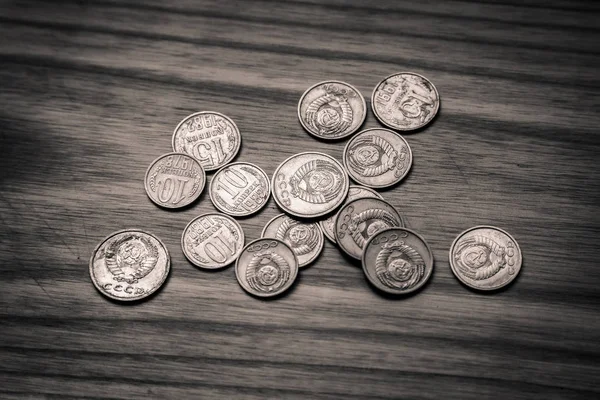 Vecchie monete sovietiche su fondo di legno - monocromo vintage loo — Foto Stock