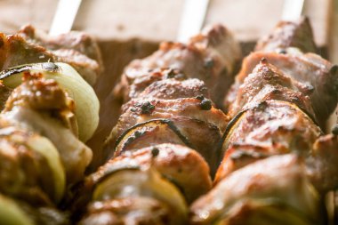 Lezzetli domuz soğanlı bir piknik için hazır. Barbekü yakın çekim.