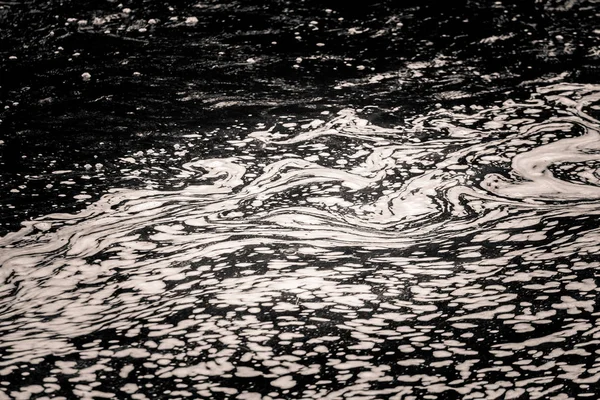 Абстрактний, монохромний візерунок поверхні річки . — стокове фото