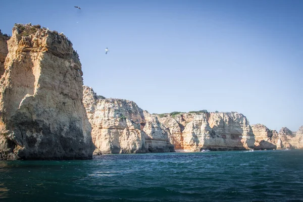 Красивый вид на скалы на юге Португалии — стоковое фото