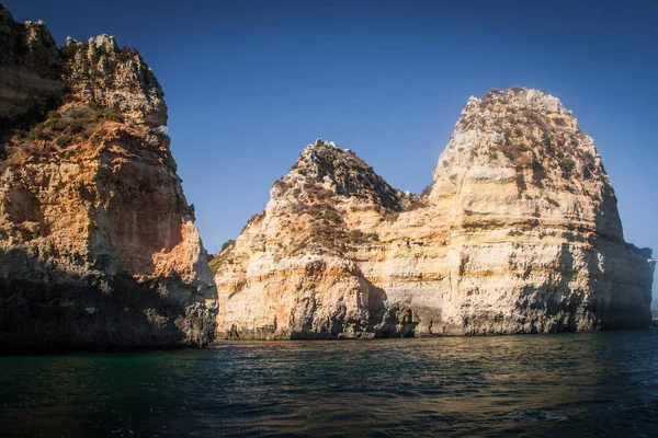 Красивый вид на скалы на юге Португалии — стоковое фото
