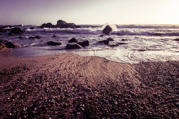 Атлантический пляж на закате в Португалии — стоковое фото