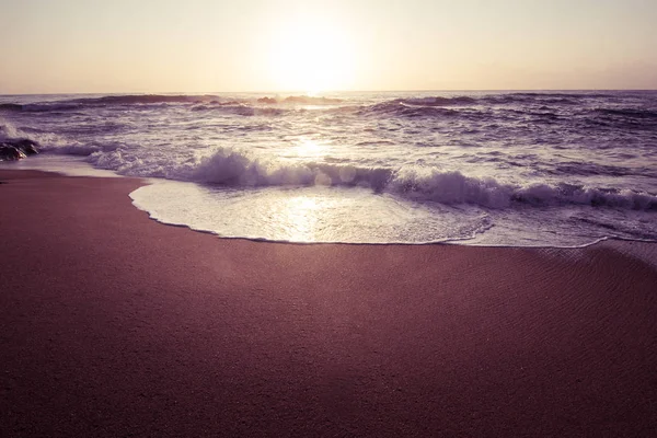 Vackra Atlantic beach i solnedgången i Portugal — Stockfoto