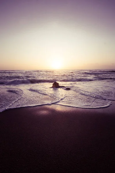 Vackra Atlantic beach i solnedgången i Portugal — Stockfoto