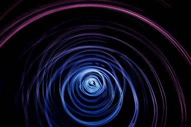 Işığın renkli soyut yollar. Noktalar, çizgiler ve koyu arka plan üzerinde bokeh. Uzun pozlama.