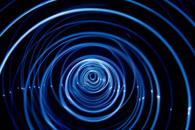 Işığın renkli soyut yollar. Noktalar, çizgiler ve koyu arka plan üzerinde bokeh. Uzun pozlama.