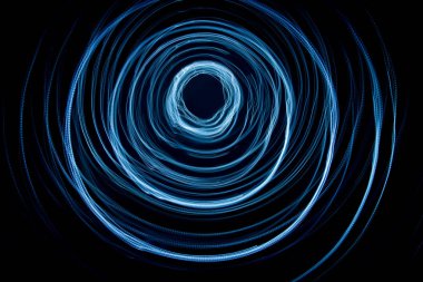 Işığın renkli soyut yollar. Noktalar, çizgiler ve koyu arka plan üzerinde bokeh. Uzun pozlama.