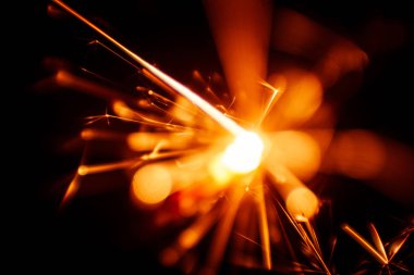 Bulanık, soyut tarzı dekoratif bir maytap mum parıldıyor.