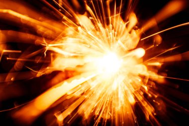 Bulanık, soyut tarzı dekoratif bir maytap mum parıldıyor.