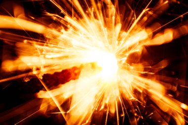 Bulanık, soyut tarzı dekoratif bir maytap mum parıldıyor.