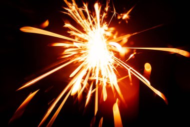 Bulanık, soyut tarzı dekoratif bir maytap mum parıldıyor.