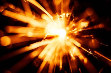 Bulanık, soyut tarzı dekoratif bir maytap mum parıldıyor.