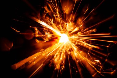 Bulanık, soyut tarzı dekoratif bir maytap mum parıldıyor.