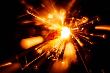 Bulanık, soyut tarzı dekoratif bir maytap mum parıldıyor.