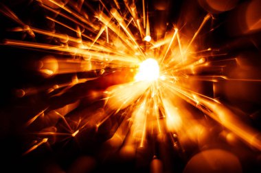 Bulanık, soyut tarzı dekoratif bir maytap mum parıldıyor.