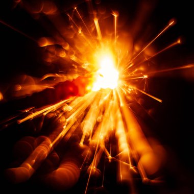 Bulanık, soyut tarzı dekoratif bir maytap mum parıldıyor.