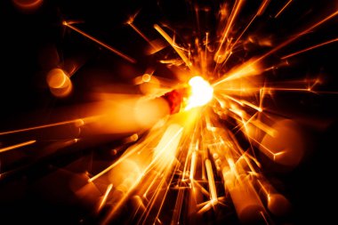 Bulanık, soyut tarzı dekoratif bir maytap mum parıldıyor.