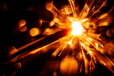 Bulanık, soyut tarzı dekoratif bir maytap mum parıldıyor.