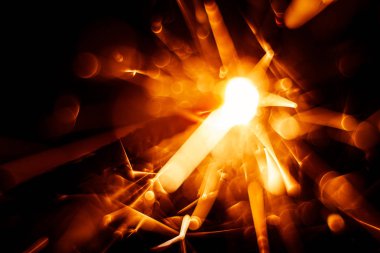 Bulanık, soyut tarzı dekoratif bir maytap mum parıldıyor.