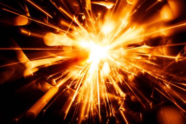 Bulanık, soyut tarzı dekoratif bir maytap mum parıldıyor.