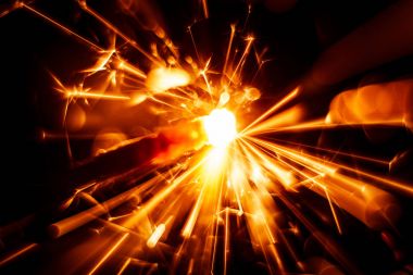 Bulanık, soyut tarzı dekoratif bir maytap mum parıldıyor.