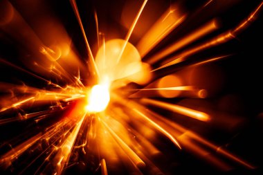 Bulanık, soyut tarzı dekoratif bir maytap mum parıldıyor.