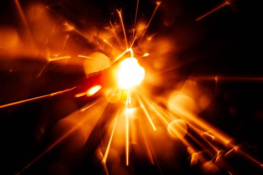 Bulanık, soyut tarzı dekoratif bir maytap mum parıldıyor.