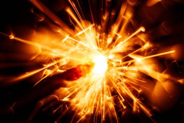 Bulanık, soyut tarzı dekoratif bir maytap mum parıldıyor.