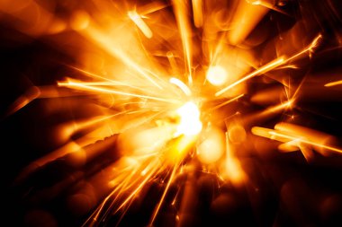 Bulanık, soyut tarzı dekoratif bir maytap mum parıldıyor.