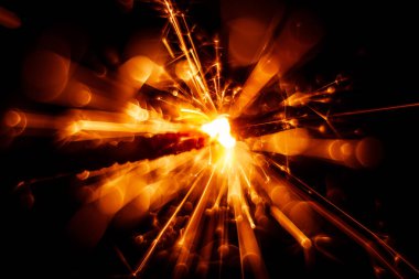 Güzel kırmızı maytap mum. Soyut yakın çekim bak.