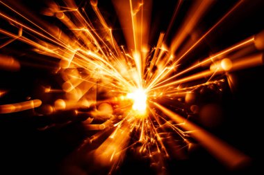 Güzel kırmızı maytap mum. Soyut yakın çekim bak.