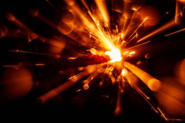 Güzel kırmızı maytap mum. Soyut yakın çekim bak.