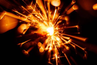 Güzel kırmızı maytap mum. Soyut yakın çekim bak.