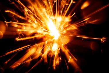 Güzel kırmızı maytap mum. Soyut yakın çekim bak.