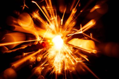 Güzel kırmızı maytap mum. Soyut yakın çekim bak.