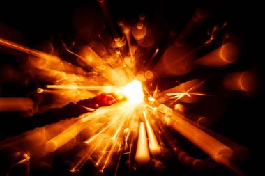 Güzel kırmızı maytap mum. Soyut yakın çekim bak.