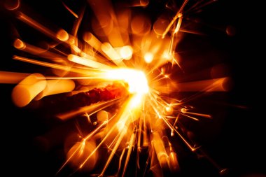 Güzel kırmızı maytap mum. Soyut yakın çekim bak.