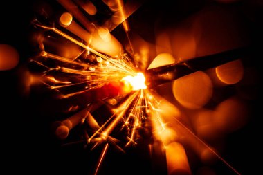 Güzel kırmızı maytap mum. Soyut yakın çekim bak.