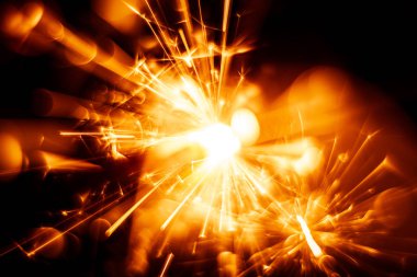 Güzel kırmızı maytap mum. Soyut yakın çekim bak.