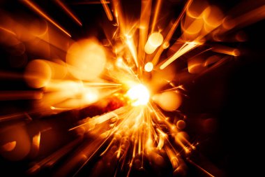 Güzel kırmızı maytap mum. Soyut yakın çekim bak.