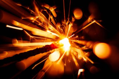 Güzel kırmızı maytap mum. Soyut yakın çekim bak.