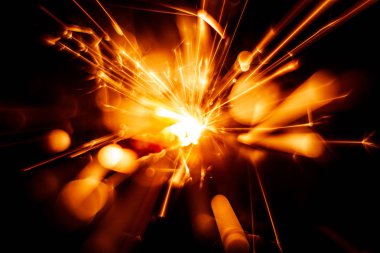 Güzel kırmızı maytap mum. Soyut yakın çekim bak.