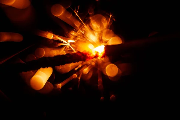 Mooie rode sparkler kaars. Abstracte close-up blik. — Stockfoto