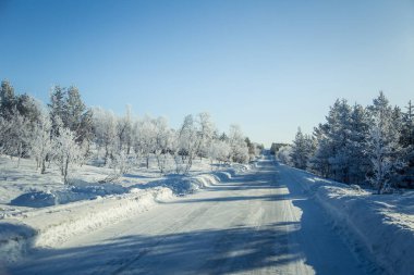 Norveç kışın beyaz bir yol ile güzel bir manzara